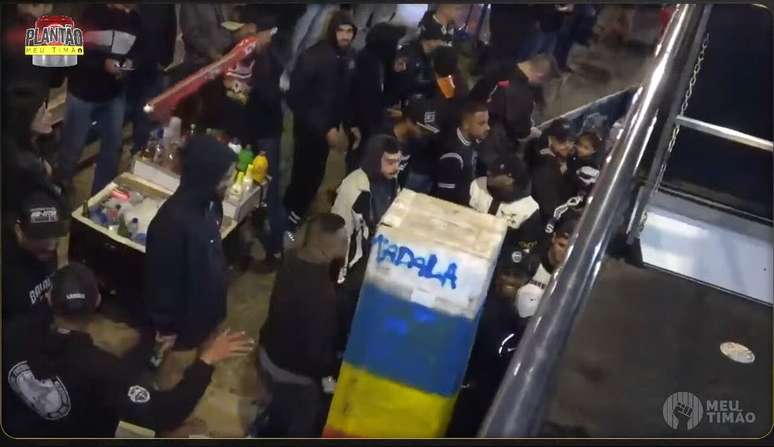 Protesto da Gavi&otilde;es da Fiel em frente ao Parque S&atilde;o Jorge &ndash;