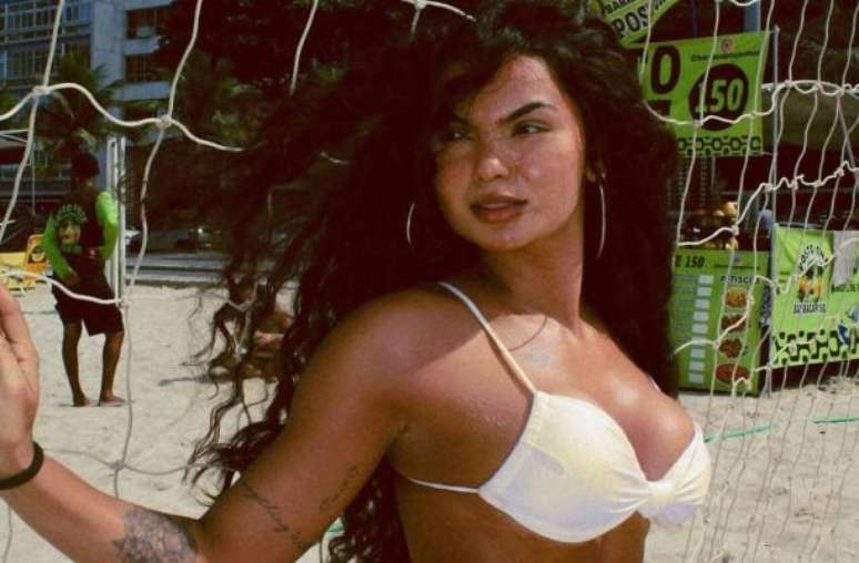 Vinicius Júnior curte praia com amigos e antigos affairs –