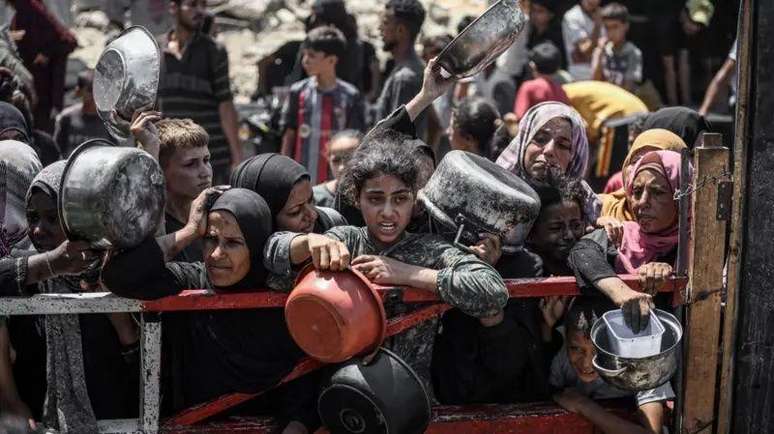 ONU afirma que tem o equivalente a 6 mil caminh&otilde;es de alimentos esperando para entrar em Gaza