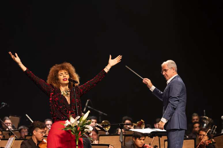 Vanessa da Mata e a Orquestra Sinf&ocirc;nica Heli&oacute;polis -