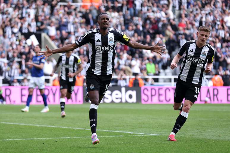 Isak comemorando um gol pelo Newcastle 
