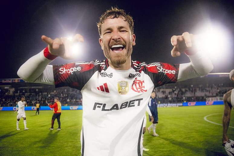 L&eacute;o Pereira comemora vit&oacute;ria sobre Bragantino &ndash;