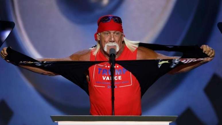 Hogan rasgando a camisa e mostrando slogan de apoio a Trump e Vance, durante conven&ccedil;&atilde;o republicana em 2024