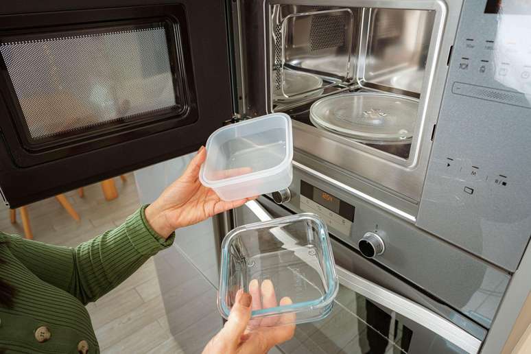 Giving preference to glass containers is a way to reduce exposure to the BPA Giving preference to glass containers is a way to reduce exposure to the BPA