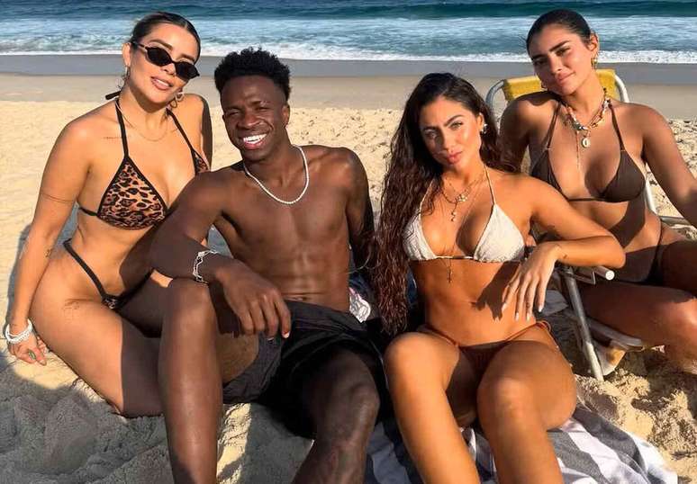 Vinicius Júnior curte praia com amigos e antigos affairs –