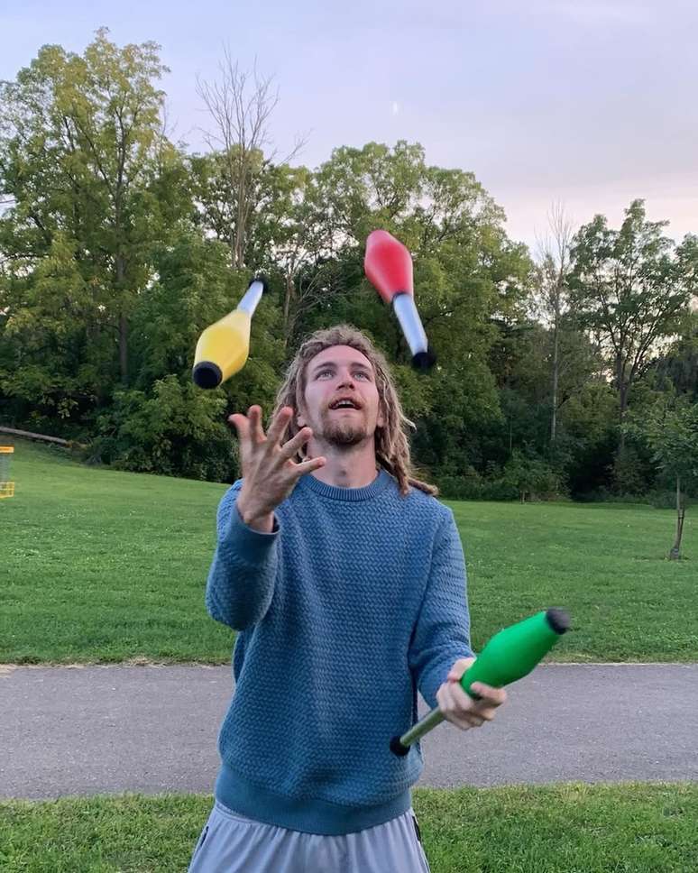 Bruno Ciocler faz malabarismo