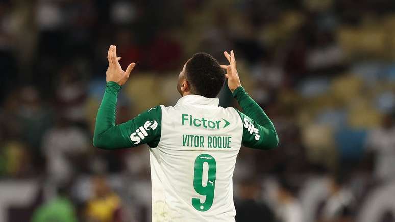 Atacante Vitor Roque na comemora&ccedil;&atilde;o do seu gol na partida contra o Fluminense, no Maracan&atilde;. 