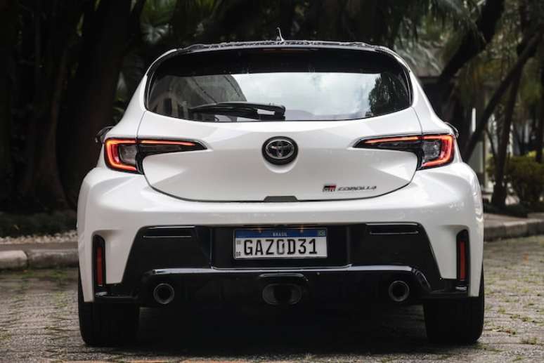 Um destaque no modelo s&atilde;o as tr&ecirc;s sa&iacute;das de escape atr&aacute;s, que real&ccedil;am o ronco do motor