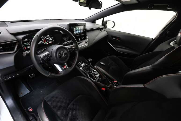 Painel do GR Corolla &eacute; como o do sed&atilde;, mas tem bancos tipo concha, volante esportivo e pedaleiras