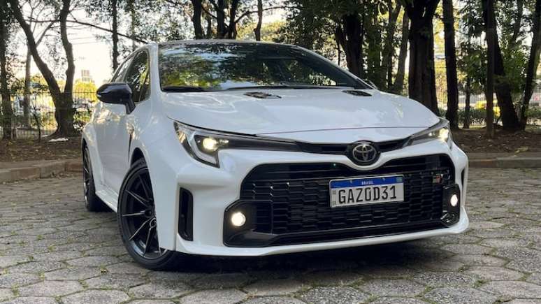 Dianteira &eacute; imponente, com fendas laterais, uma grande tomada de ar no para-choques e entradas de ar no cap&ocirc;