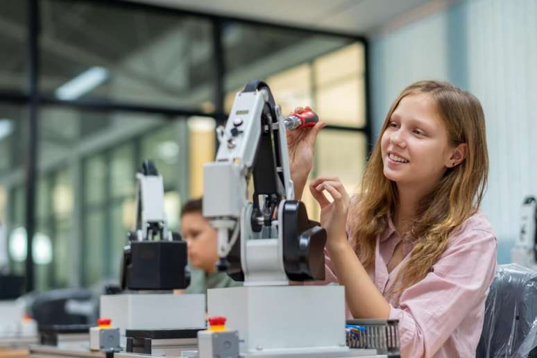 Ao projetar rob&ocirc;s, os alunos aprendem a organizar informa&ccedil;&otilde;es e a pensar em etapas 