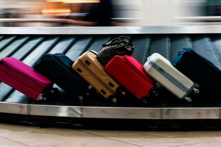 If you realize that your baggage has been violated, activate the airport authorities