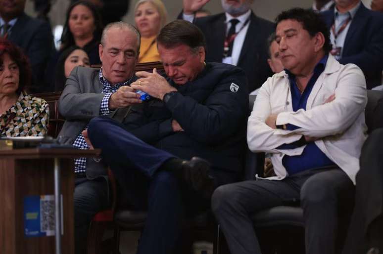 Jair Bolsonaro chora em culto na Igreja Catedral da Ben&ccedil;&atilde;o, em Taguatinga (DF)