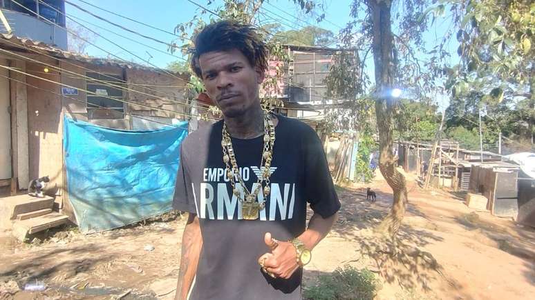 Na favela onde vive, Carro Preto é conhecido como Lacoste e Jacaré. Acusaram de fake, mas barraco das lives é real.