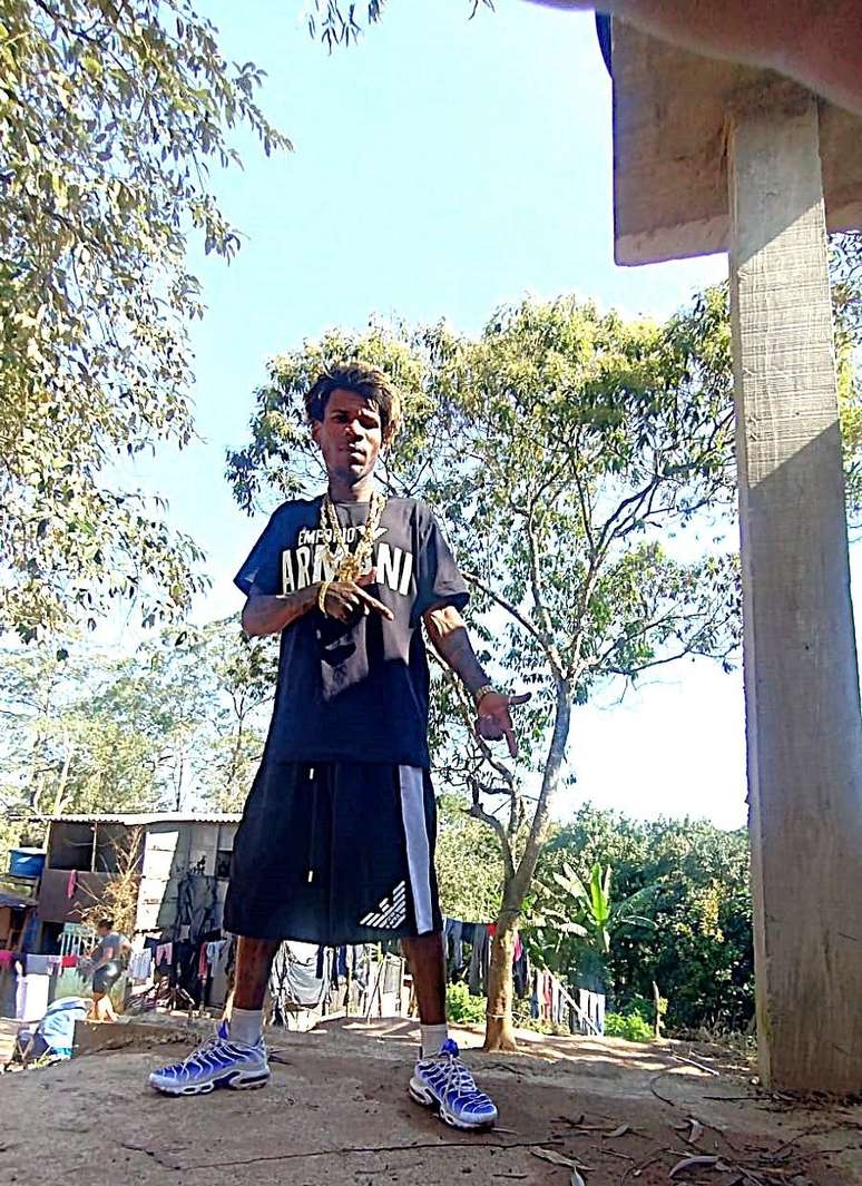 As lives de Carro Preto crescem e alcançam as mais vistas do TikTok. Ele diz que, se sair da favela, quer conversar o barraco, “tipo ilustrar ele”