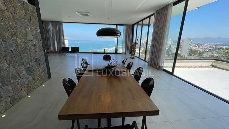 A sala é integrada à cozinha e também possui uma vista incrível 