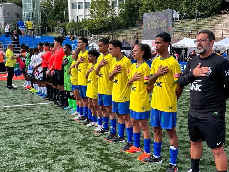 Seleção brasileira que disputou o mundial de 2024, na Coreia. Time deste ano ainda não se reuniu para a foto. À direita, técnico Pupo Fernandes.