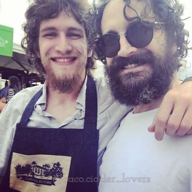 Bruno e Caco Ciocler posando juntos