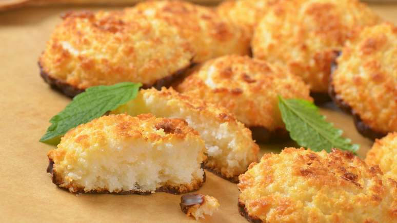 Corn flour with coconut: sweet: sweet with a large gray house
