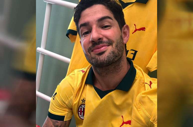Alexandre Pato exibindo a nova camisa do Milan -