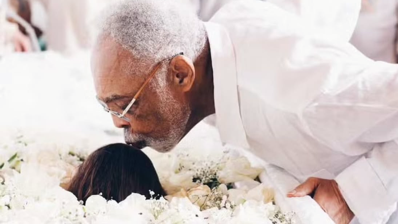Gilberto Gil leaves the cremation ceremony Prete Gil next to his wife Flora