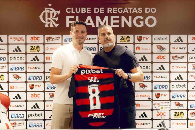 Saúl durante a apresentação pelo Flamengo –