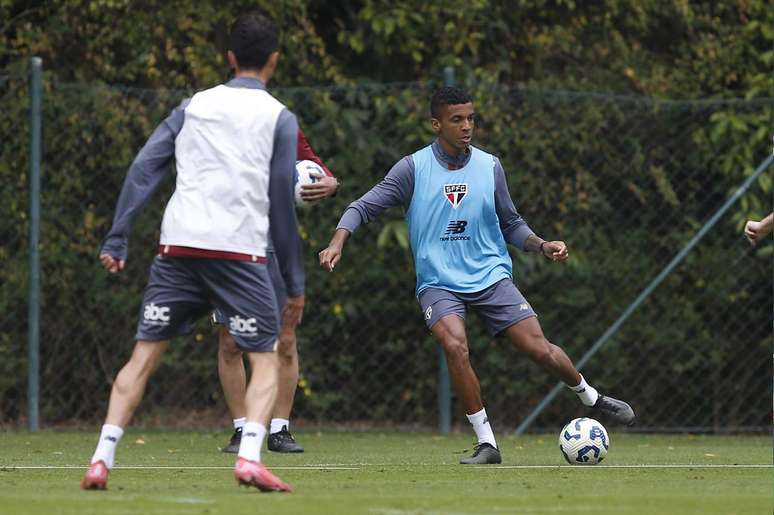 Al&eacute;m de Lucas, Luiz Gustavo tamb&eacute;m treinou no S&atilde;o Paulo &ndash;