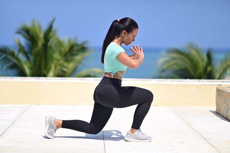 O afundo deve ser mantido por pelo menos 30 segundos de cada lado