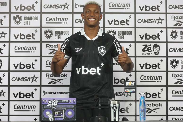 Danilo sendo apresentado pelo Botafogo 