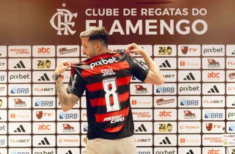 Saúl durante a apresentação pelo Flamengo –