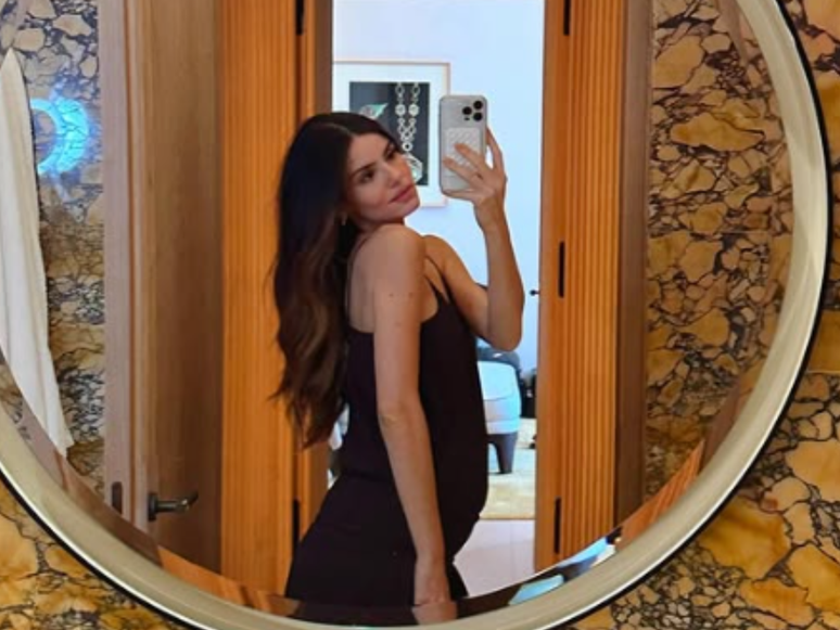 Pregnant, Camila Queiroz shows the belly during a trip to Rome
