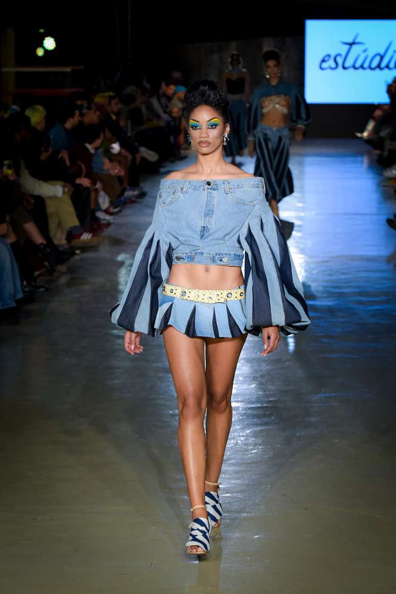 Desfile Est&uacute;dio Tra&ccedil;a 