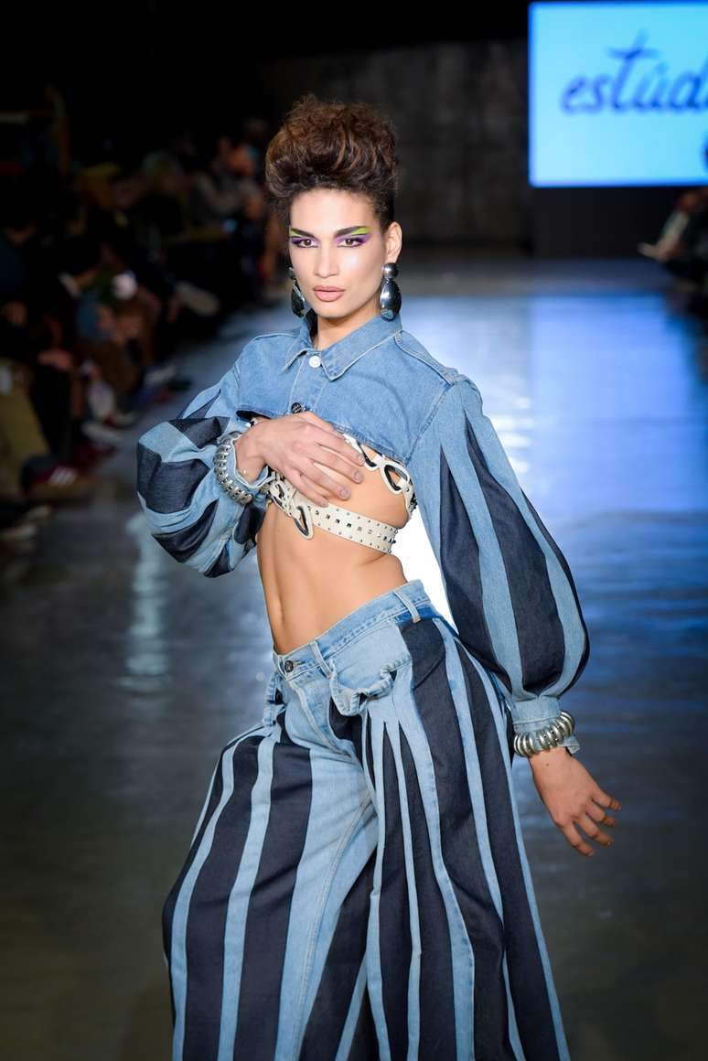 Desfile Est&uacute;dio Tra&ccedil;a 