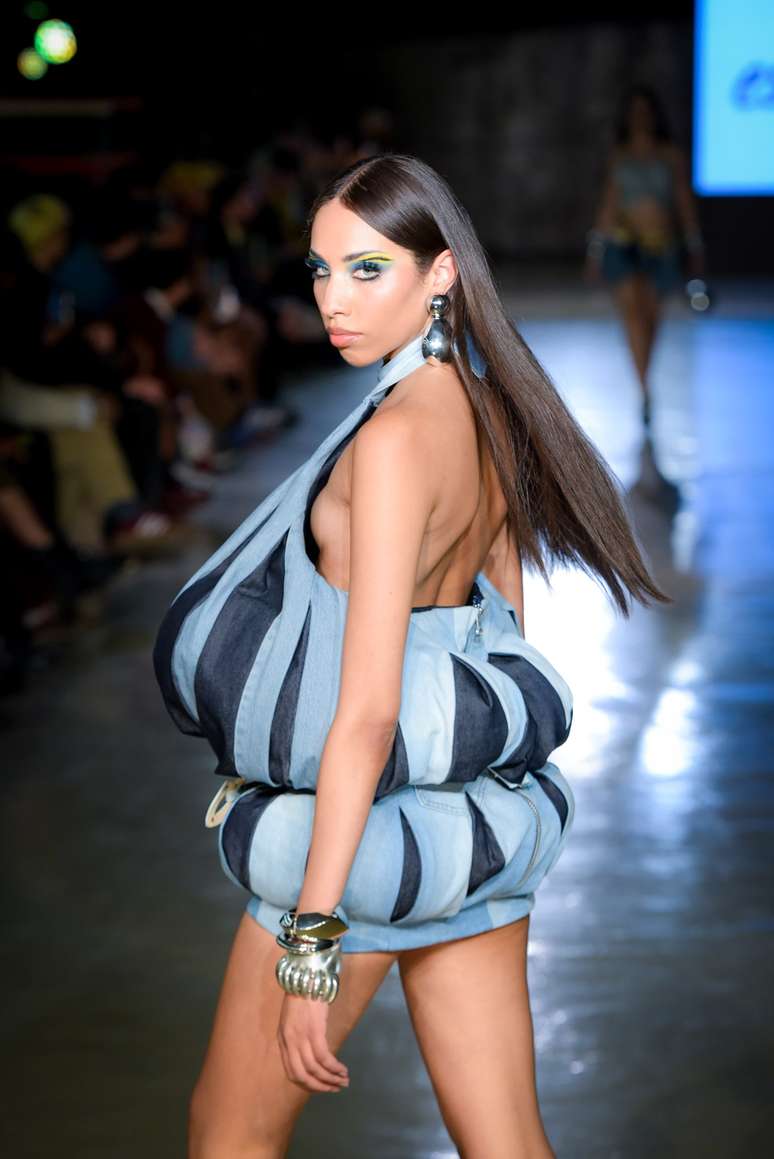 Desfile Est&uacute;dio Tra&ccedil;a 