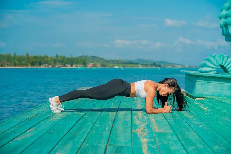 &Eacute; fundamental manter os ombros sobre os cotovelos e o abd&ocirc;men contra&iacute;do durante a prancha
