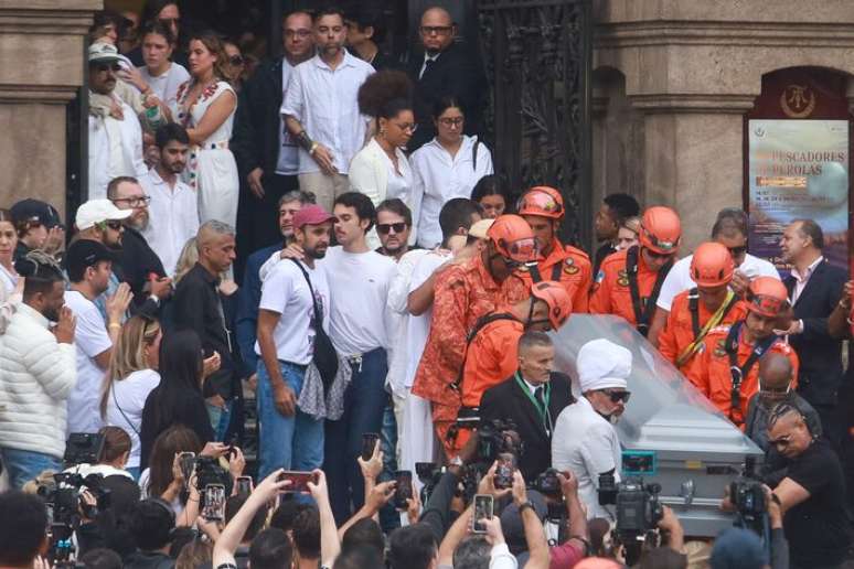 Carlinhos Brown took the front of the procession, transporting Black Gil's coffin.
