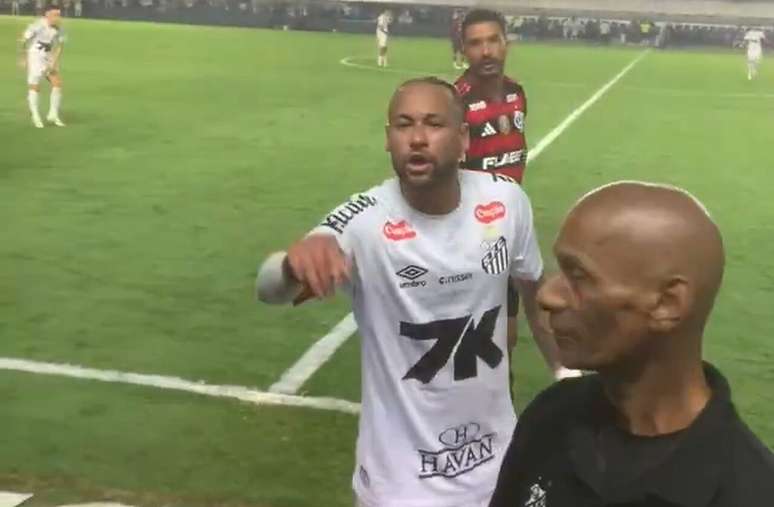 Neymar defende Danilo contra ataques de torcedores do Santos &ndash;