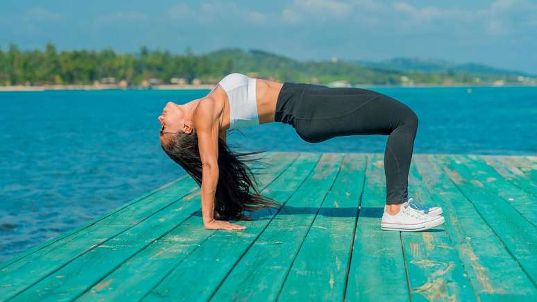 Na contra&ccedil;&atilde;o, joelhos, ombros e quadris ficam alinhados