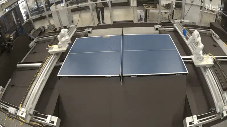 Robôs jogam partida infinita de tênis de mesa