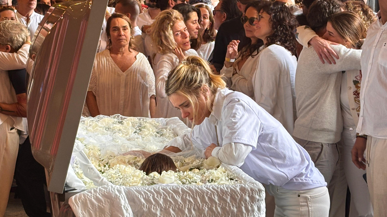 Carolina Dieckmmann chora ao se despedir de Preta Gil 