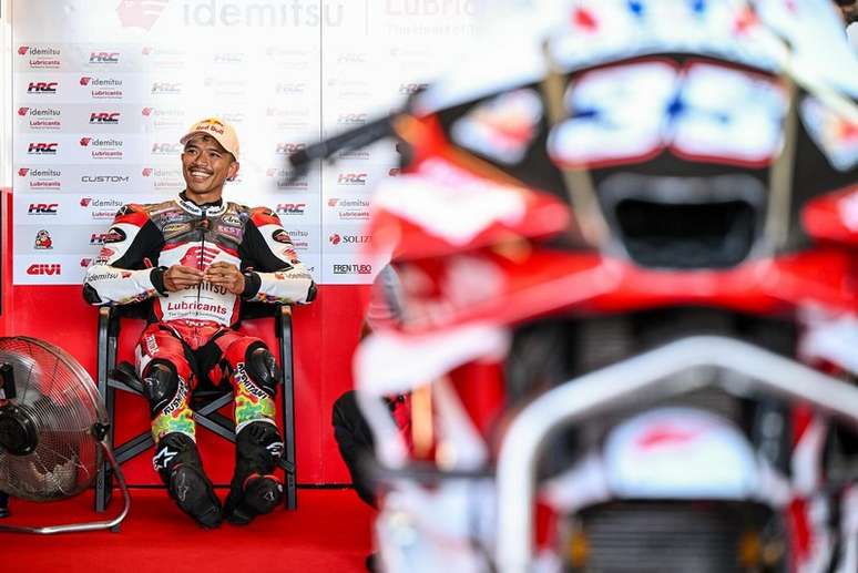 Somkiat Chantra no paddock durante o Grande Prêmio da Tailândia