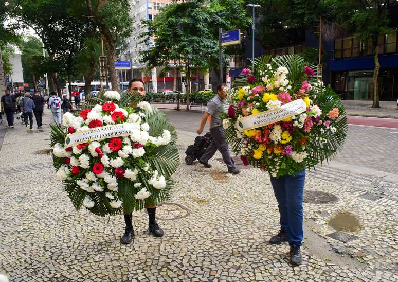 Coroas de flores de amigos e advogados chegam ao velório