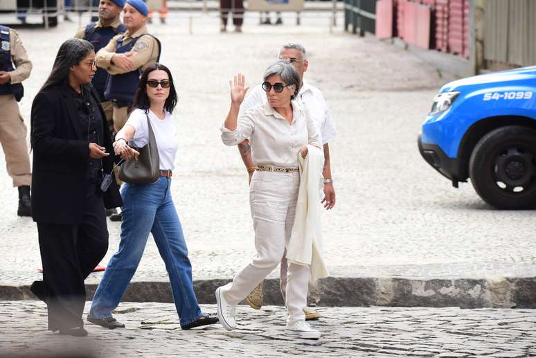 Gl&oacute;ria Pires e Cleo Pires chegam ao vel&oacute;rio de Preta Gil, no Rio de Janeiro