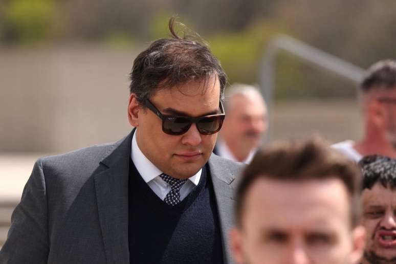 Condenado por fraude, ex-deputado George Santos se entrega e é preso nos EUA nesta sexta-feira, 25