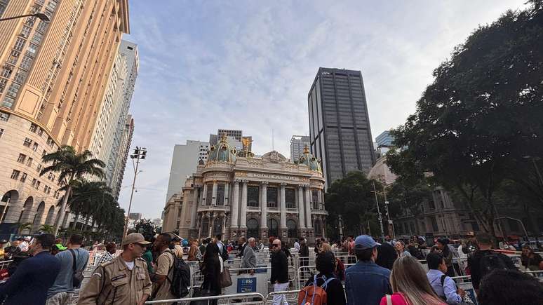 Fãs fazem fila para se despedir de Preta Gil em velório no Rio de Janeiro