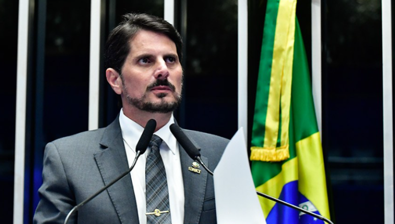 Apesar da decisão de Moraes, Senador Marcos do Val viaja para exterior