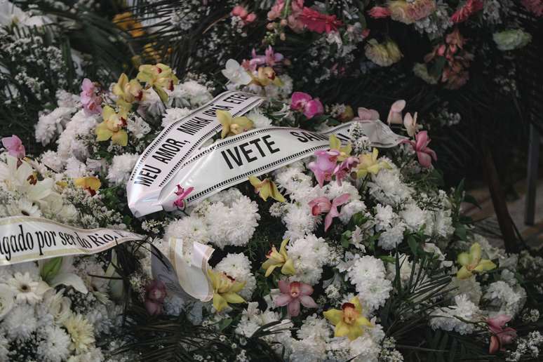 Coroa de flores enviada por Ivete Sangalo ao velório de Preta Gil