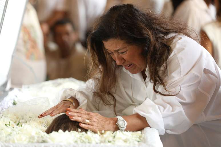 Regina Casé se emociona em velório de Preta Gil no Rio de Janeiro