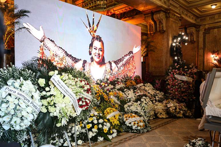 De Lula a Ivete: veja o que famosos escreveram para Preta Gil em coroa de flores