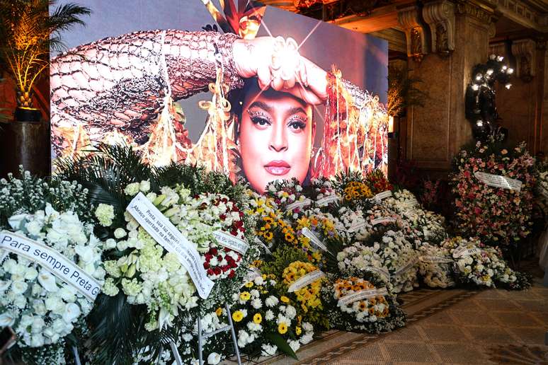 Preta Gil recebe diversas coroas de flores em sua despedida no RJ